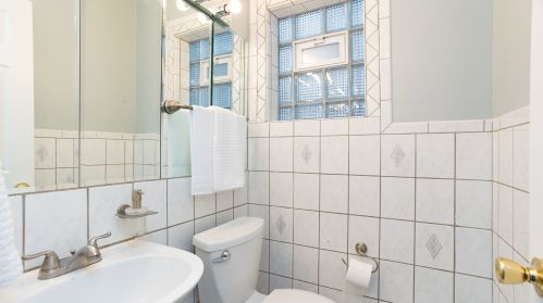 1901 Sunnyside Ave, Chicago IL 60630-3923 exterior