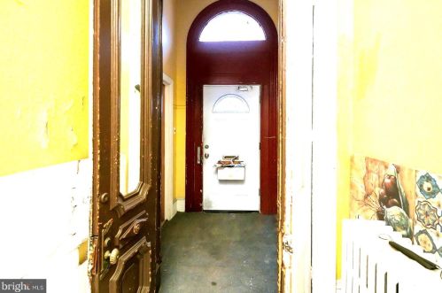 1637 Girard Ave, Philadelphia PA 19130-1514 exterior