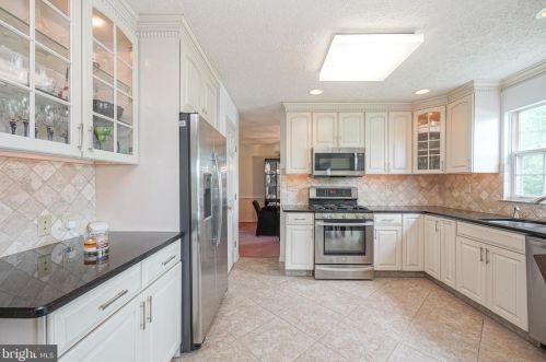 42 Hamilton Lk Dr, Trenton NJ 08619-3437 exterior