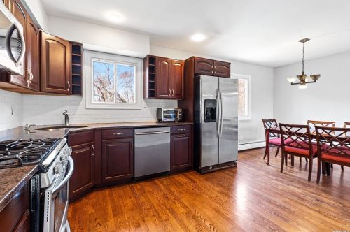 34 Guilford Park Dr, Babylon NY 11704-7928 exterior