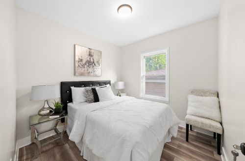 8642 Kingston Ave, Chicago IL  60617-2439 exterior