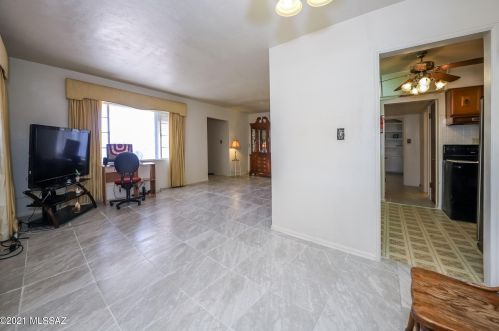 1232 Swan Rd, Tucson AZ 85718-6710 exterior