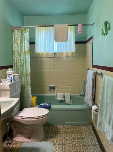 452 Dennison Dr, Pittsburgh PA 15122-3210 exterior