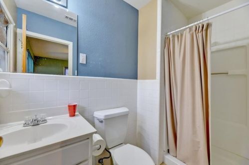 7404 Frst Wood Rd, Austin TX 78745-6220 exterior