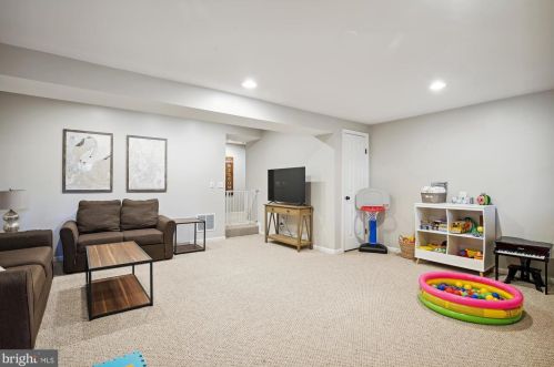 6020 Kestner Cir, Alexandria VA  22315-4833 exterior