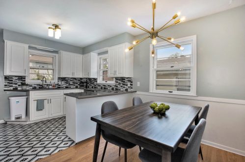 1423 Leonard St, Grand Rapids MI 49505-5552 exterior