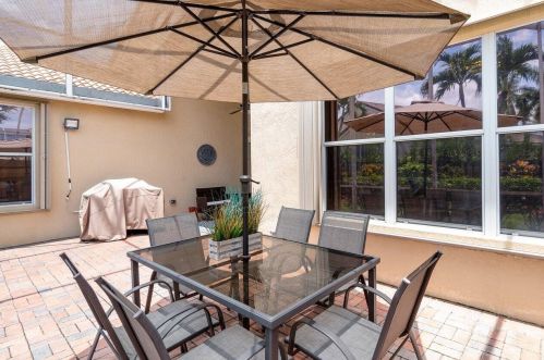 9137 Cove Point Cir, Boynton Beach FL 33472-2763 exterior