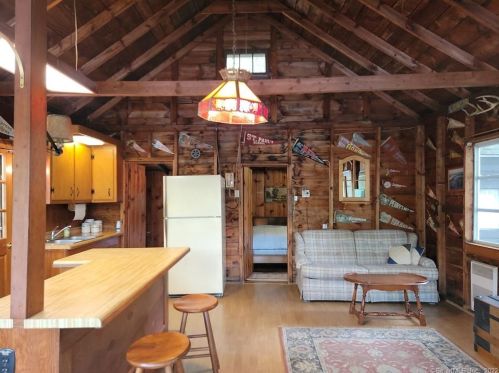 8 Arnold Ln, Killingly CT 06241-1515 exterior