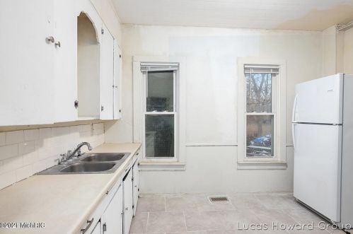 701 Vries St, Grand Rapids MI 49503-8118 exterior