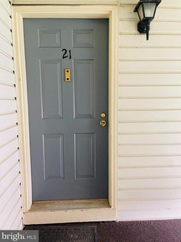 21 Chamberlin Ct, Trenton NJ  08648-2622 exterior