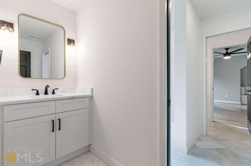 6160 Heards Creek Dr, Atlanta GA  30328-3635 exterior