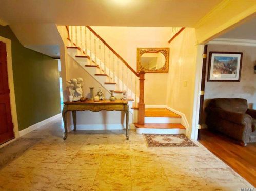 75 Mcculloch Dr, Huntington Station NY 11746-8303 exterior