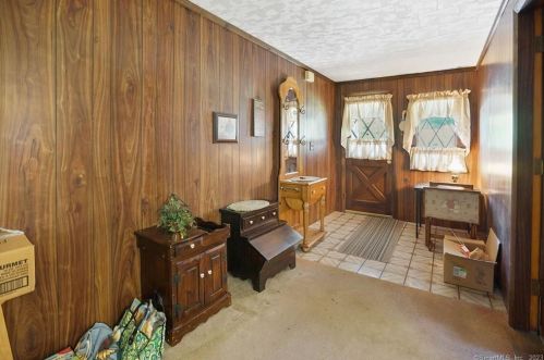 2 Tanglewood Ave, Enfield CT 06082-2622 exterior