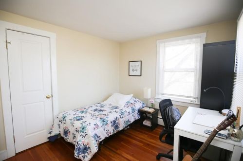 76 Kay Blvd, Middletown RI 02840-2318 exterior