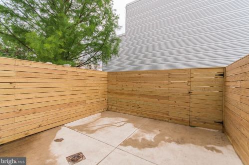 1958 8th St, Philadelphia PA 19122-2023 exterior