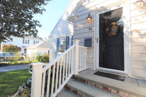 94 Ruggles Ave, Middletown, RI 02840-4363