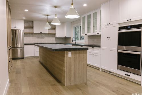 2621 Rockwell Dr, Sandy UT 84093-1967 exterior