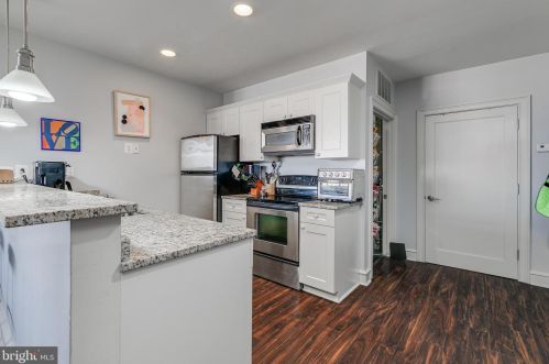 201 8th St, Philadelphia PA  19106-3519 exterior