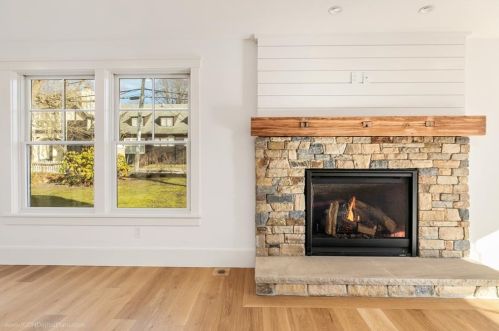 166 Ruggles Ave, Middletown RI 02840-4351 exterior