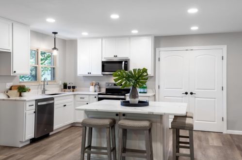 1049 Fernpark Dr, Saint Louis MO 63141-6132 exterior