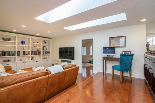 4949 Bayshore Blvd, Tampa FL 33611-3851 exterior