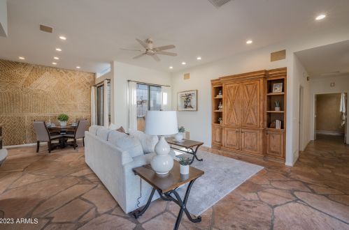 5761 Echo Canyon Cir, Phoenix AZ  85018-1270 exterior