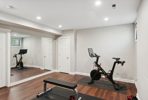 2955 Sunnyside Ave, Chicago IL 60630-3923 exterior