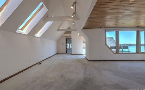 8 Seaside Ave, Milford CT 06460-6301 exterior