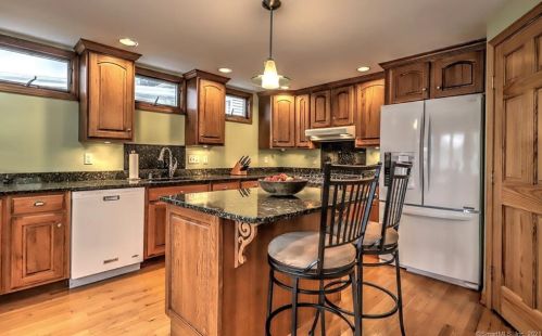 26 Chapel St, Milford CT 06460-7922 exterior