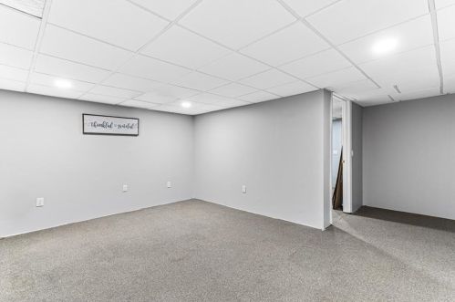 231 Maple Ave, Middletown RI 02840-1004 exterior