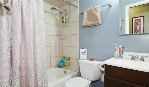 2060 Chase Ave, Chicago IL 60645-2472 exterior