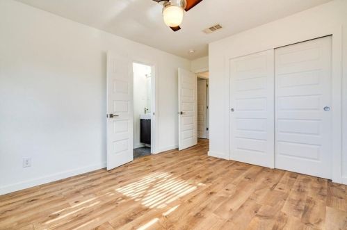 5315 Downs Dr, Austin TX 78721-2205 exterior