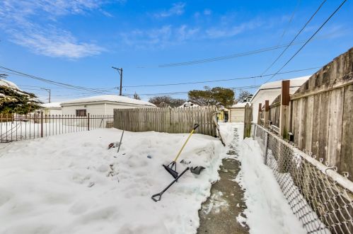 1719 Melvina Ave, Chicago IL 60646-1123 exterior