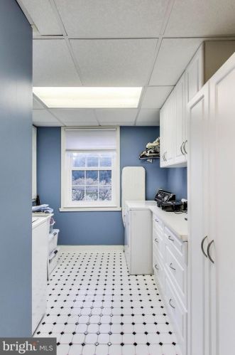 1101 Morningside Ln, Alexandria VA 22308-1042 exterior