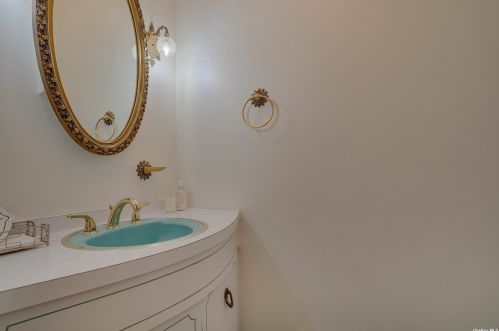 16 Clayton Dr, Huntington Station NY 11746-5503 exterior