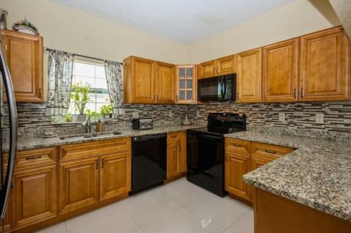 735 Curtis St, Fort Pierce FL 34983-1934 exterior