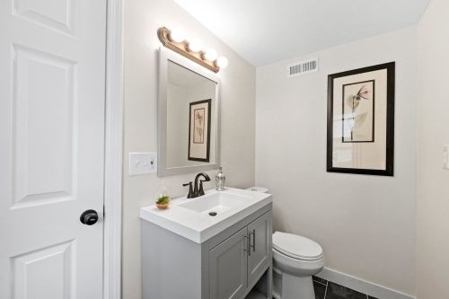 8642 Kingston Ave, Chicago IL  60617-2439 exterior