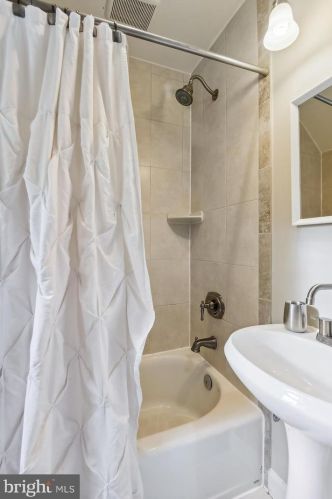 1612 Oakcrest Dr, Alexandria VA 22302-2337 exterior