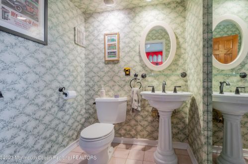 15 Hartshorne Pl, Middletown NJ  07748-2520 exterior