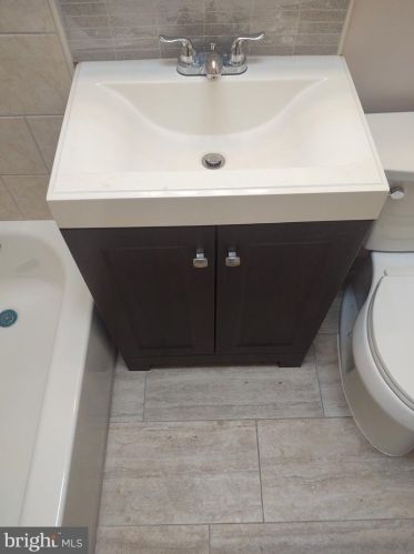 6658 Erdrick St, Philadelphia PA 19135-1604 exterior