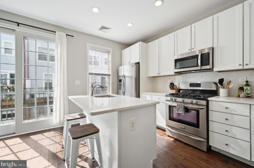 202 Admirals Way, Philadelphia PA 19146-5213 exterior