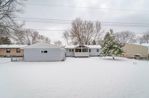 2093 Emerald Ln, Saint Paul MN 55122-2810 exterior