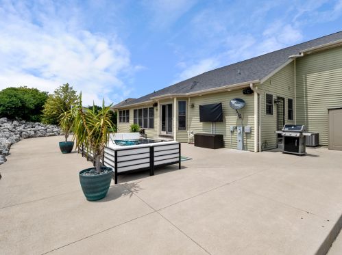 4709 Veranda Ct, Manitowoc WI 54220-8358 exterior