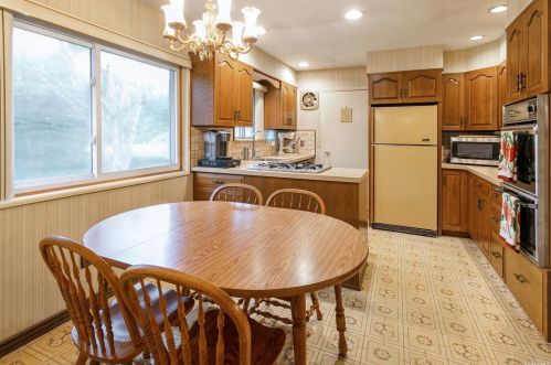 37 Cross Bow Ln, Commack NY 11725-1205 exterior