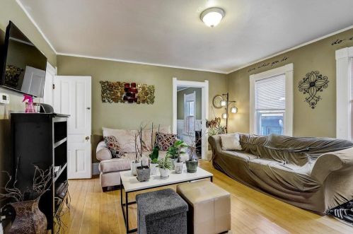 3208 Newhall St, Milwaukee, WI 53211-3042