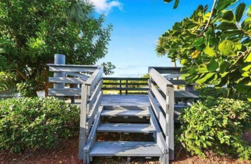 1606 Green Acres Cir, Fort Pierce FL  34952-5084 exterior