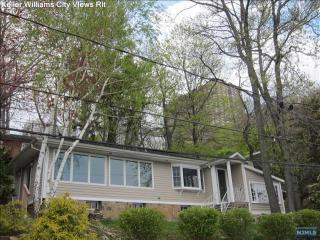 26 Shore Rd, Edgewater NJ  07020-1539 exterior