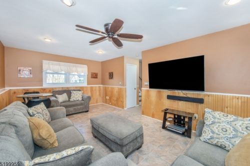 10 Metro Trl, Hopatcong NJ 07843-1554 exterior