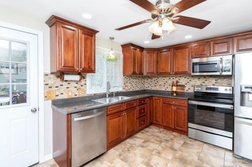 51 Pioneer Dr, Windsor CT exterior