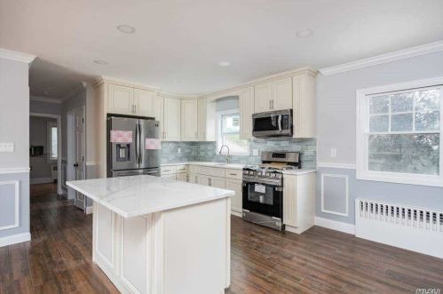 400 Emerson Pl, Valley Stream NY 11580-2805 exterior